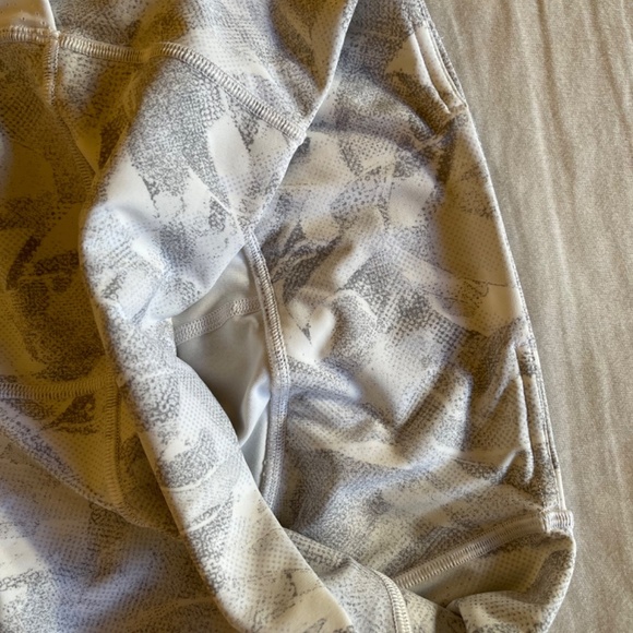 Lululemon Breezy Dot Crop Jasmine White Multi / White side pockets - Picture 9 of 14